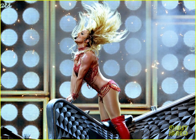 Billboard Music Awards 2016: Dân tình phát cuồng vì sân khấu 8 phút của Britney - Ảnh 14.