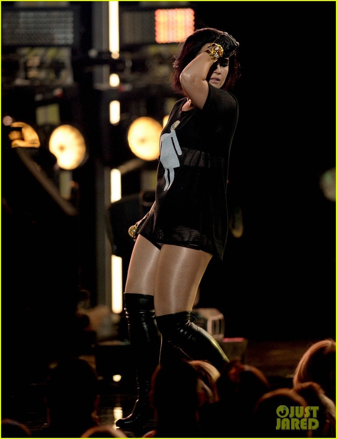 Demi mặc áo ủng hộ người chuyển giới khi biểu diễn tại Billboard Music Awards 2016 - Ảnh 2.