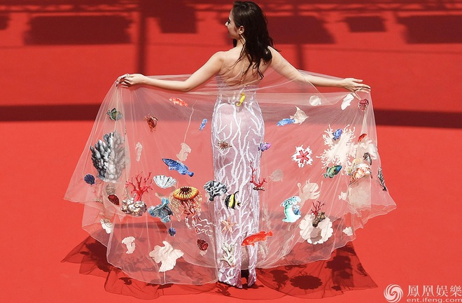 Diện váy đại dương đến Cannes, Angela Phương Trinh đồng loạt được các trang thông tấn quốc tế đăng tải - Ảnh 2.