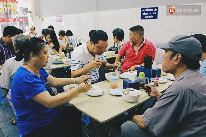 Người dân thi nhau check-in trong quán bún chả Tổng thống Obama từng ăn - Ảnh 4.