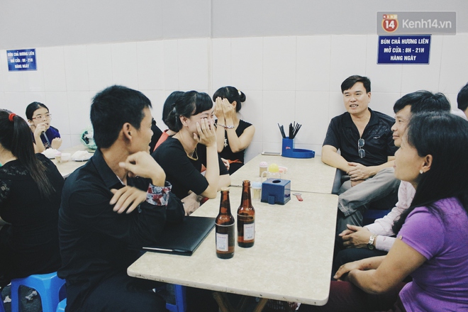 Qu&aacute; trưa, kh&aacute;ch vẫn ki&ecirc;n nhẫn đội mưa chờ ăn h&agrave;ng b&uacute;n chả Hương Li&ecirc;n - Ảnh 5.