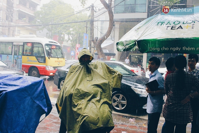 Quá trưa, khách vẫn kiên nhẫn đội mưa chờ ăn hàng bún chả Hương Liên - Ảnh 2.