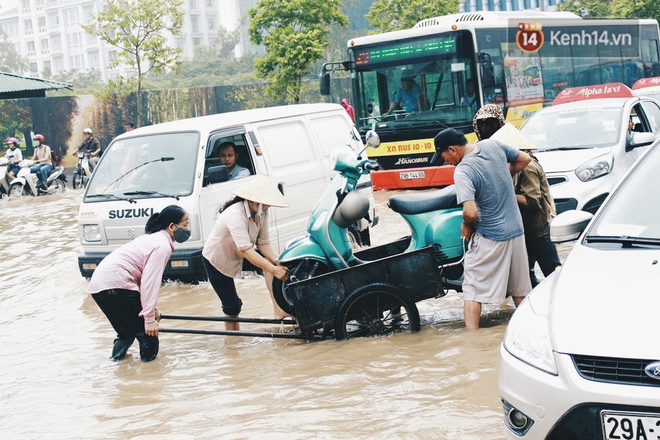 Hà Nội phố biến thành sông, dịch vụ chở xe máy qua đoạn đường ngập được dịp hốt bạc - Ảnh 7.