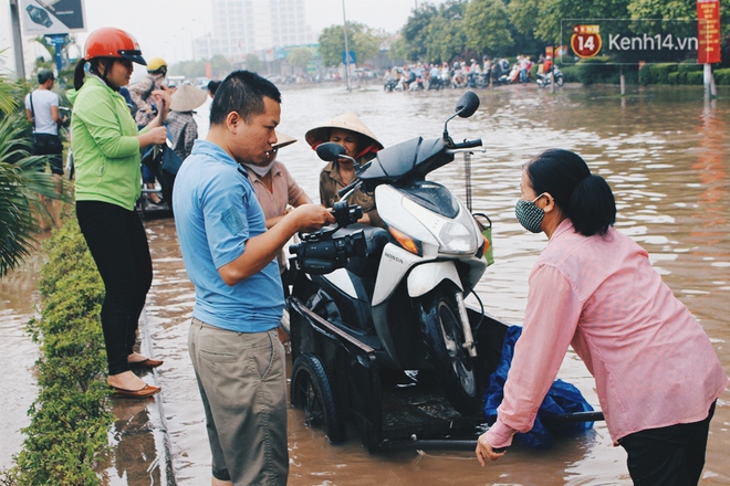 Hà Nội phố biến thành sông, dịch vụ chở xe máy qua đoạn đường ngập được dịp hốt bạc - Ảnh 6.