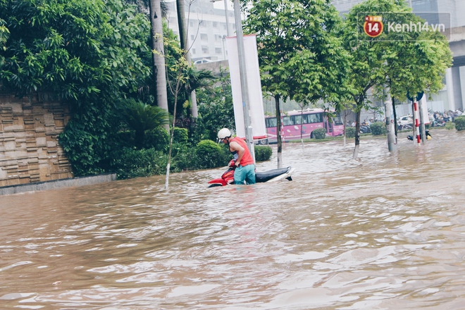 Hà Nội phố biến thành sông, dịch vụ chở xe máy qua đoạn đường ngập được dịp hốt bạc - Ảnh 2.