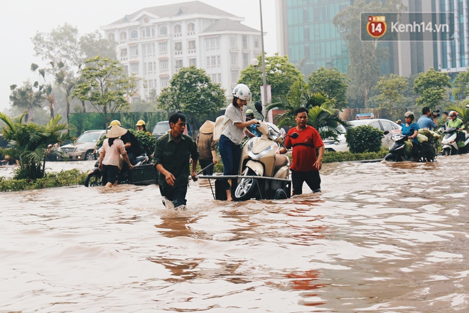 Hà Nội phố biến thành sông, dịch vụ chở xe máy qua đoạn đường ngập được dịp hốt bạc - Ảnh 8.