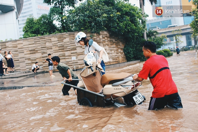 Hà Nội phố biến thành sông, dịch vụ chở xe máy qua đoạn đường ngập được dịp hốt bạc - Ảnh 4.