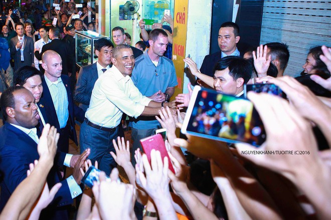 Những hình ảnh ấn tượng nhất của Tổng thống Obama trong 3 ngày ở Việt Nam - Ảnh 4.