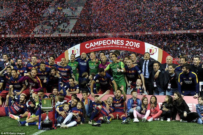 Messi h&ocirc;n bạn g&aacute;i say đắm mừng chức v&ocirc; địch C&uacute;p nh&agrave; Vua - Ảnh 9.