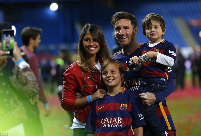Messi h&ocirc;n bạn g&aacute;i say đắm mừng chức v&ocirc; địch C&uacute;p nh&agrave; Vua - Ảnh 2.
