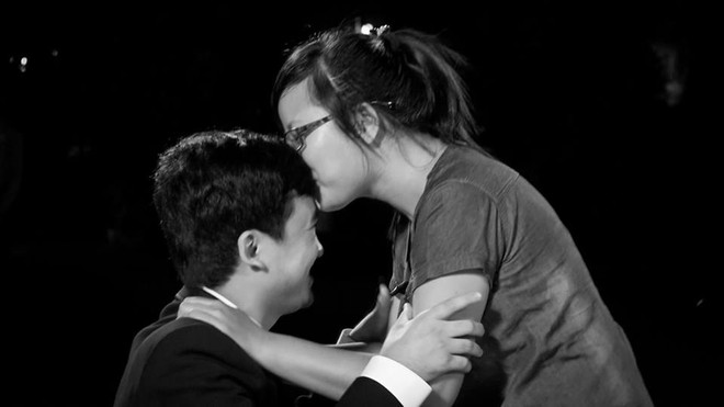 M&agrave;n cầu h&ocirc;n x&uacute;c động của hai người trẻ khuyết thiếu khả năng đi lại - Ảnh 10.
