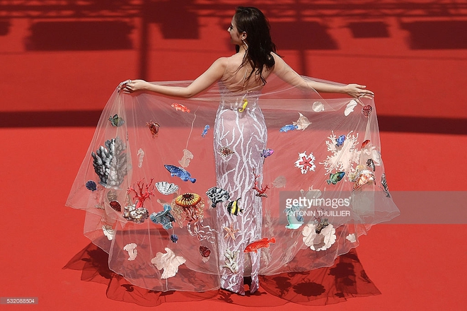 Diện váy đại dương đến Cannes, Angela Phương Trinh đồng loạt được các trang thông tấn quốc tế đăng tải - Ảnh 6.