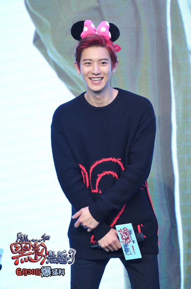 Chanyeol (EXO) ngượng ng&ugrave;ng đ&aacute;ng y&ecirc;u thế n&agrave;y khi được bạn diễn nam quỳ xuống h&ocirc;n tay! - Ảnh 1.