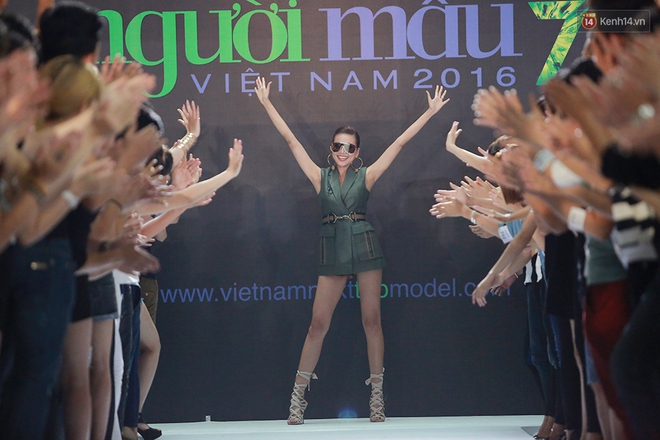 L&yacute; Qu&iacute; Kh&aacute;nh &acirc;n cần nhỏ mắt cho Thanh Hằng tr&ecirc;n ghế n&oacute;ng Vietnams Next Top Model - Ảnh 9.