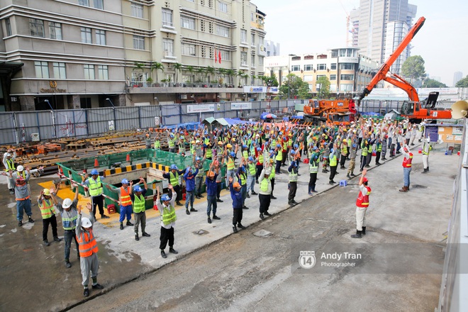 Cuộc sống của những chú ong cần mẫn trong công trường bên dưới phố đi bộ ở Sài Gòn - Ảnh 2.