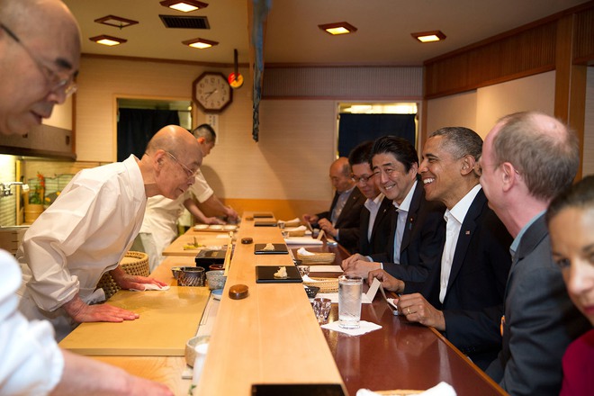 Không chỉ bún chả Việt Nam, ông Obama còn từng thưởng thức nhiều món ăn dân dã trong những lần công du khác - Ảnh 4.
