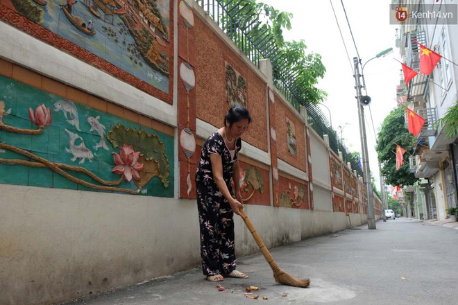 Người dân bỏ tiền túi làm con ngõ tranh gốm “độc nhất” ở Hà Nội - Ảnh 3.