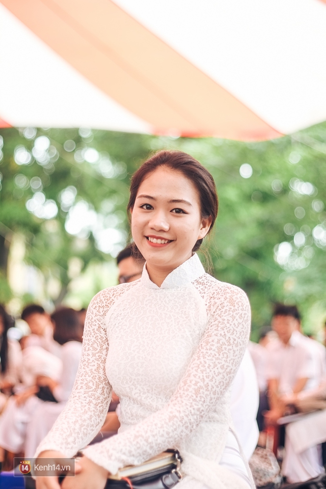Chẳng cần ăn diện cầu kỳ - Con gái Chu Văn An vẫn rất xinh và dịu dàng trong tà áo dài trắng - Ảnh 11.