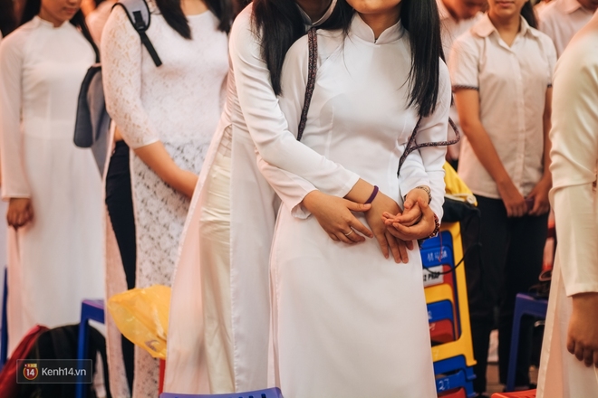 Teen 12 trường Chu Văn An ôm nhau oà khóc trong lễ bế giảng cuối đời học sinh - Ảnh 14.