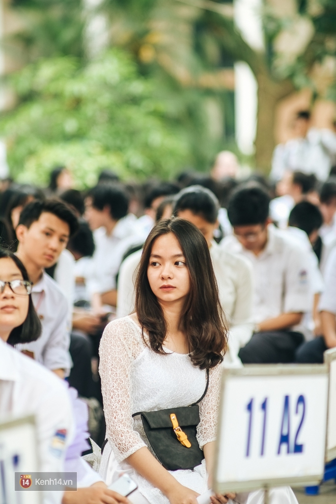 Chẳng cần ăn diện cầu kỳ - Con gái Chu Văn An vẫn rất xinh và dịu dàng trong tà áo dài trắng - Ảnh 6.