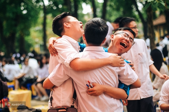 Teen 12 trường Chu Văn An ôm nhau oà khóc trong lễ bế giảng cuối đời học sinh - Ảnh 19.