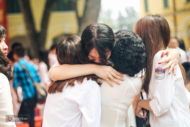 Teen 12 trường Chu Văn An ôm nhau oà khóc trong lễ bế giảng cuối đời học sinh - Ảnh 20.