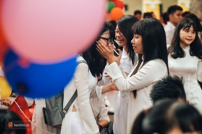 Teen 12 trường Chu Văn An ôm nhau oà khóc trong lễ bế giảng cuối đời học sinh - Ảnh 21.