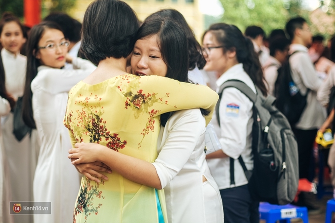 Teen 12 trường Chu Văn An ôm nhau oà khóc trong lễ bế giảng cuối đời học sinh - Ảnh 18.