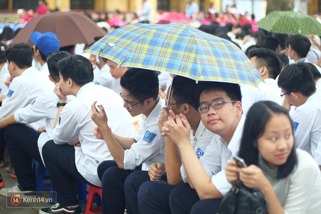 Nụ hôn của học sinh Phan Đình Phùng trong ngày chia tay thời học sinh - Ảnh 2.