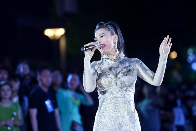 Thu Minh đối lập phong c&aacute;ch trong đ&ecirc;m nhạc đặc biệt tr&ecirc;n phố đi bộ - Ảnh 4.