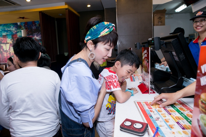 T&oacute;c Ti&ecirc;n đ&aacute;nh lẻ, bất ngờ được d&agrave;n Idol Kids mừng sinh nhật muộn - Ảnh 4.