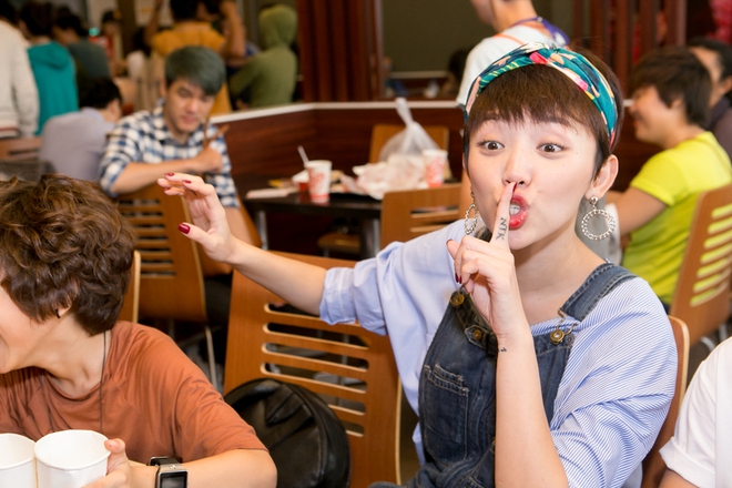 T&oacute;c Ti&ecirc;n đ&aacute;nh lẻ, bất ngờ được d&agrave;n Idol Kids mừng sinh nhật muộn - Ảnh 3.