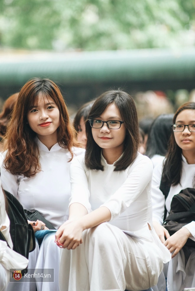 Ch&ugrave;m ảnh: Nữ sinh Phan Đ&igrave;nh Ph&ugrave;ng xinh ngất ng&acirc;y trong Lễ bế giảng - Ảnh 14.