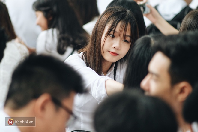Ch&ugrave;m ảnh: Nữ sinh Phan Đ&igrave;nh Ph&ugrave;ng xinh ngất ng&acirc;y trong Lễ bế giảng - Ảnh 12.