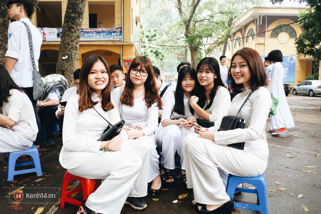 Ch&ugrave;m ảnh: Nữ sinh Phan Đ&igrave;nh Ph&ugrave;ng xinh ngất ng&acirc;y trong Lễ bế giảng - Ảnh 19.