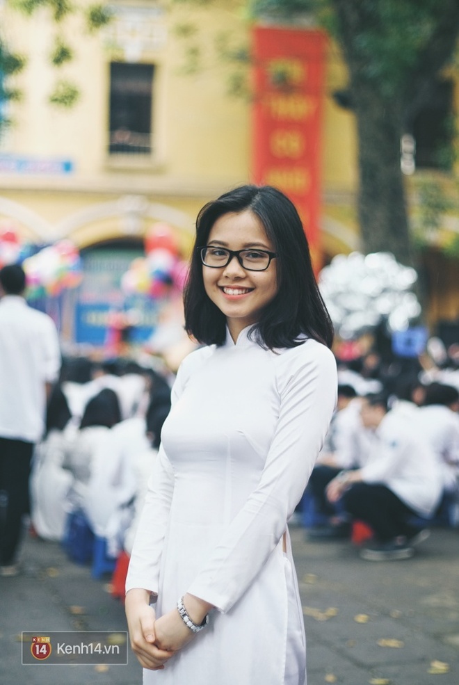 Ch&ugrave;m ảnh: Nữ sinh Phan Đ&igrave;nh Ph&ugrave;ng xinh ngất ng&acirc;y trong Lễ bế giảng - Ảnh 6.