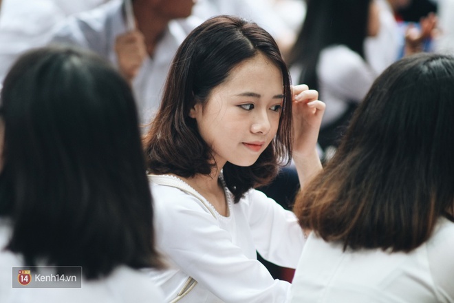 Ch&ugrave;m ảnh: Nữ sinh Phan Đ&igrave;nh Ph&ugrave;ng xinh ngất ng&acirc;y trong Lễ bế giảng - Ảnh 15.