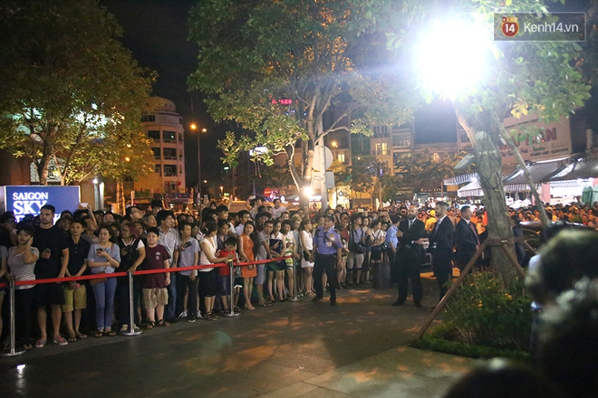 Người Sài Gòn đứng đợi trước tòa nhà Bitexco cả tối để chờ Tổng thống Obama - Ảnh 3.