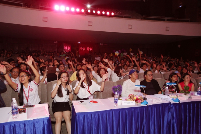 Hương Giang Idol khiến Quang Đăng đứng ngồi kh&ocirc;ng y&ecirc;n trước m&agrave;n tr&igrave;nh diễn bốc lửa - Ảnh 12.