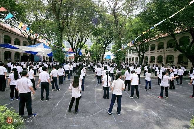 Lễ tổng kết với màn flashmob chuẩn bị suốt 2 tháng của khối 12 THPT Chuyên Lê Hồng Phong - Ảnh 8.