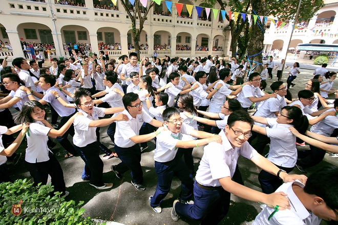 Lễ tổng kết với màn flashmob chuẩn bị suốt 2 tháng của khối 12 THPT Chuyên Lê Hồng Phong - Ảnh 9.