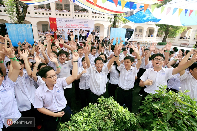 Lễ tổng kết với màn flashmob chuẩn bị suốt 2 tháng của khối 12 THPT Chuyên Lê Hồng Phong - Ảnh 10.