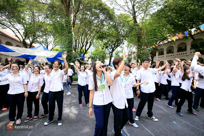 Lễ tổng kết với màn flashmob chuẩn bị suốt 2 tháng của khối 12 THPT Chuyên Lê Hồng Phong - Ảnh 12.
