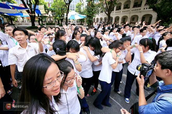 Lễ tổng kết với màn flashmob chuẩn bị suốt 2 tháng của khối 12 THPT Chuyên Lê Hồng Phong - Ảnh 18.