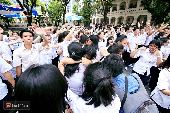 Lễ tổng kết với màn flashmob chuẩn bị suốt 2 tháng của khối 12 THPT Chuyên Lê Hồng Phong - Ảnh 19.