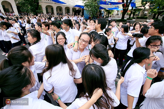 Lễ tổng kết với màn flashmob chuẩn bị suốt 2 tháng của khối 12 THPT Chuyên Lê Hồng Phong - Ảnh 20.