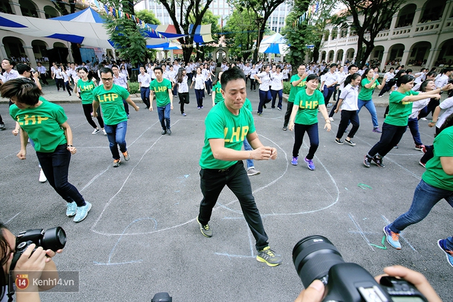 Lễ tổng kết với màn flashmob chuẩn bị suốt 2 tháng của khối 12 THPT Chuyên Lê Hồng Phong - Ảnh 15.
