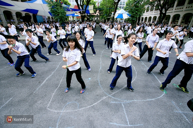Lễ tổng kết với màn flashmob chuẩn bị suốt 2 tháng của khối 12 THPT Chuyên Lê Hồng Phong - Ảnh 13.