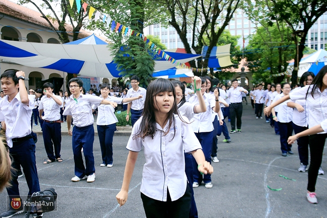 Lễ tổng kết với màn flashmob chuẩn bị suốt 2 tháng của khối 12 THPT Chuyên Lê Hồng Phong - Ảnh 14.