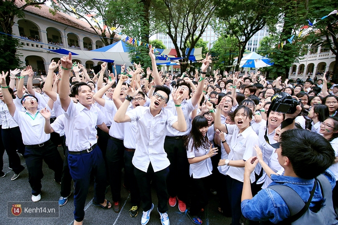 Lễ tổng kết với màn flashmob chuẩn bị suốt 2 tháng của khối 12 THPT Chuyên Lê Hồng Phong - Ảnh 22.